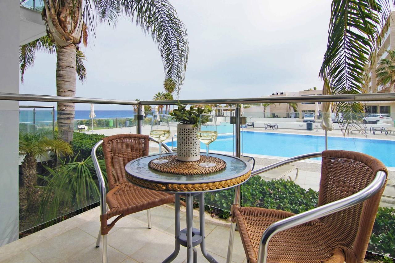 Diana - Coralli Beachfront Apartment Protarász Kültér fotó