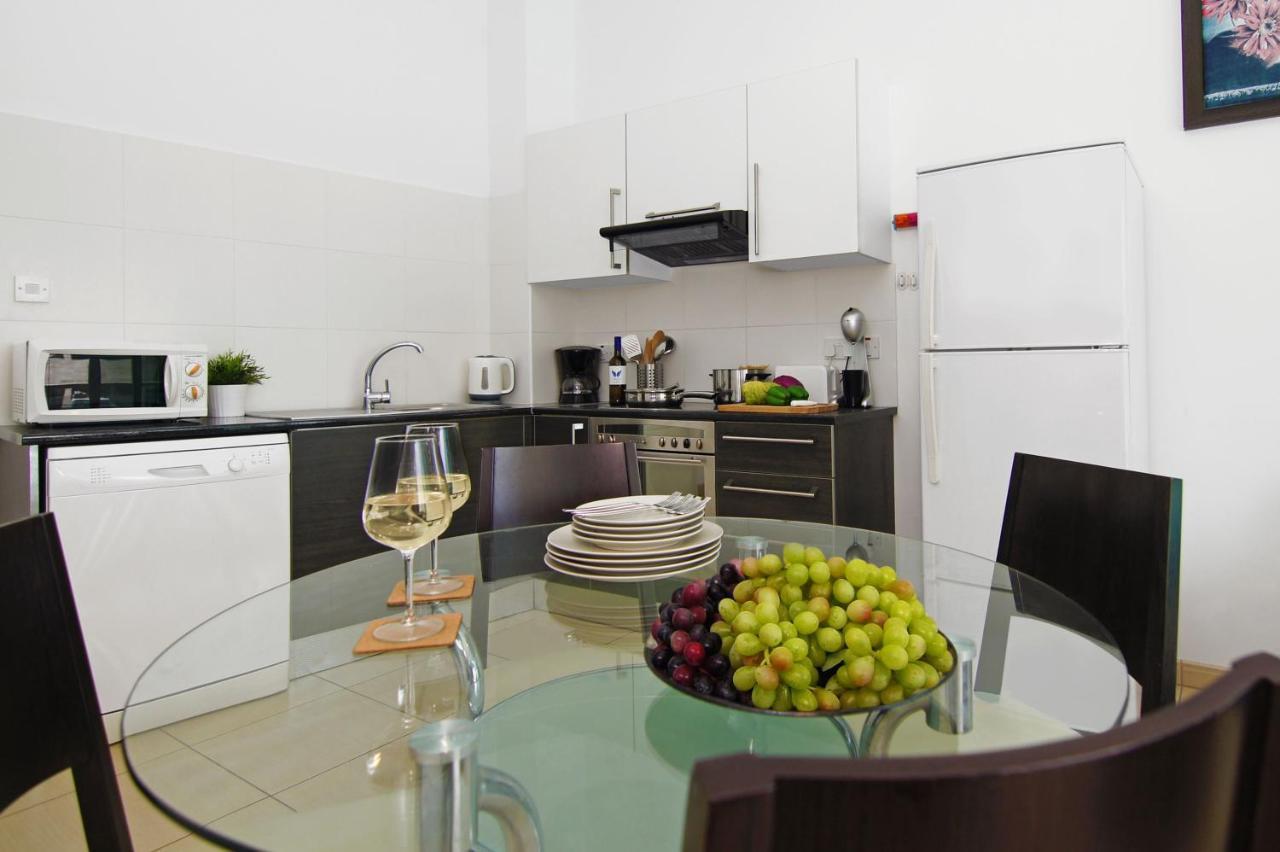 Diana - Coralli Beachfront Apartment Protarász Kültér fotó